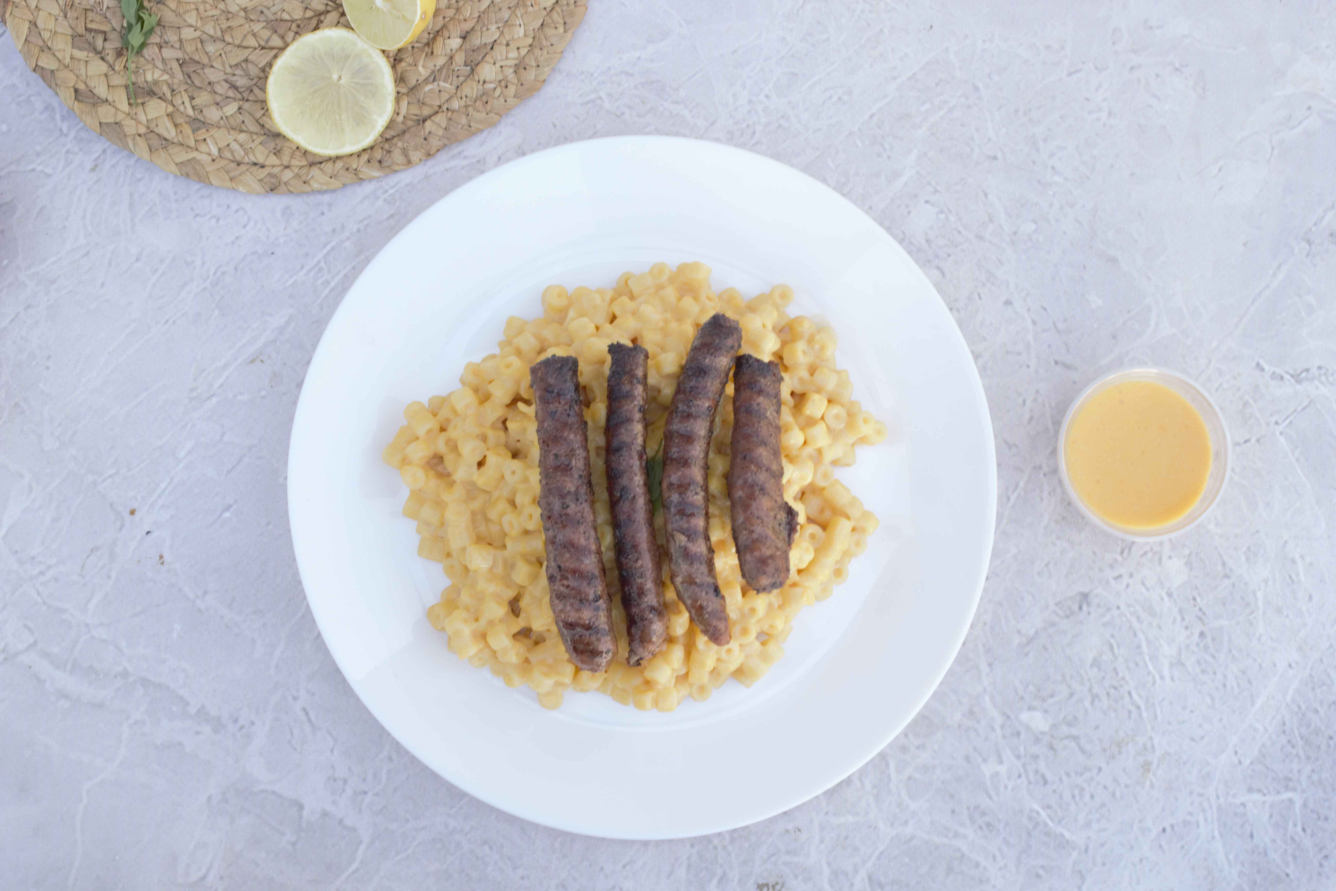 مكرونة بالجبنة و السجق