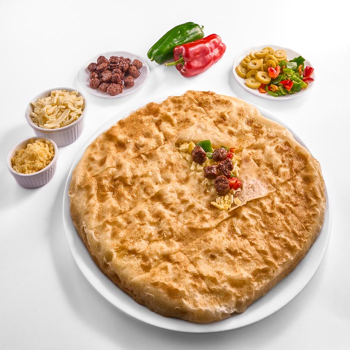 فطيرة سجق وبسطرمة