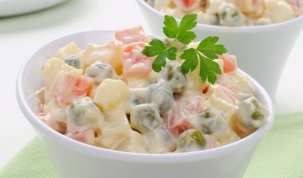 علبة سلطة خضروات بالمايونيز