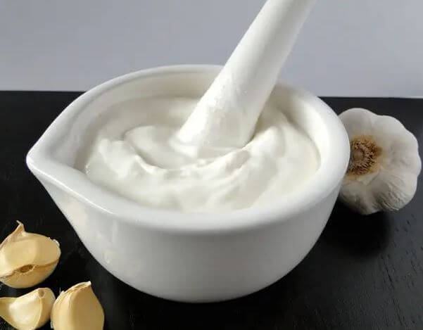 علبة سلطة ثومية